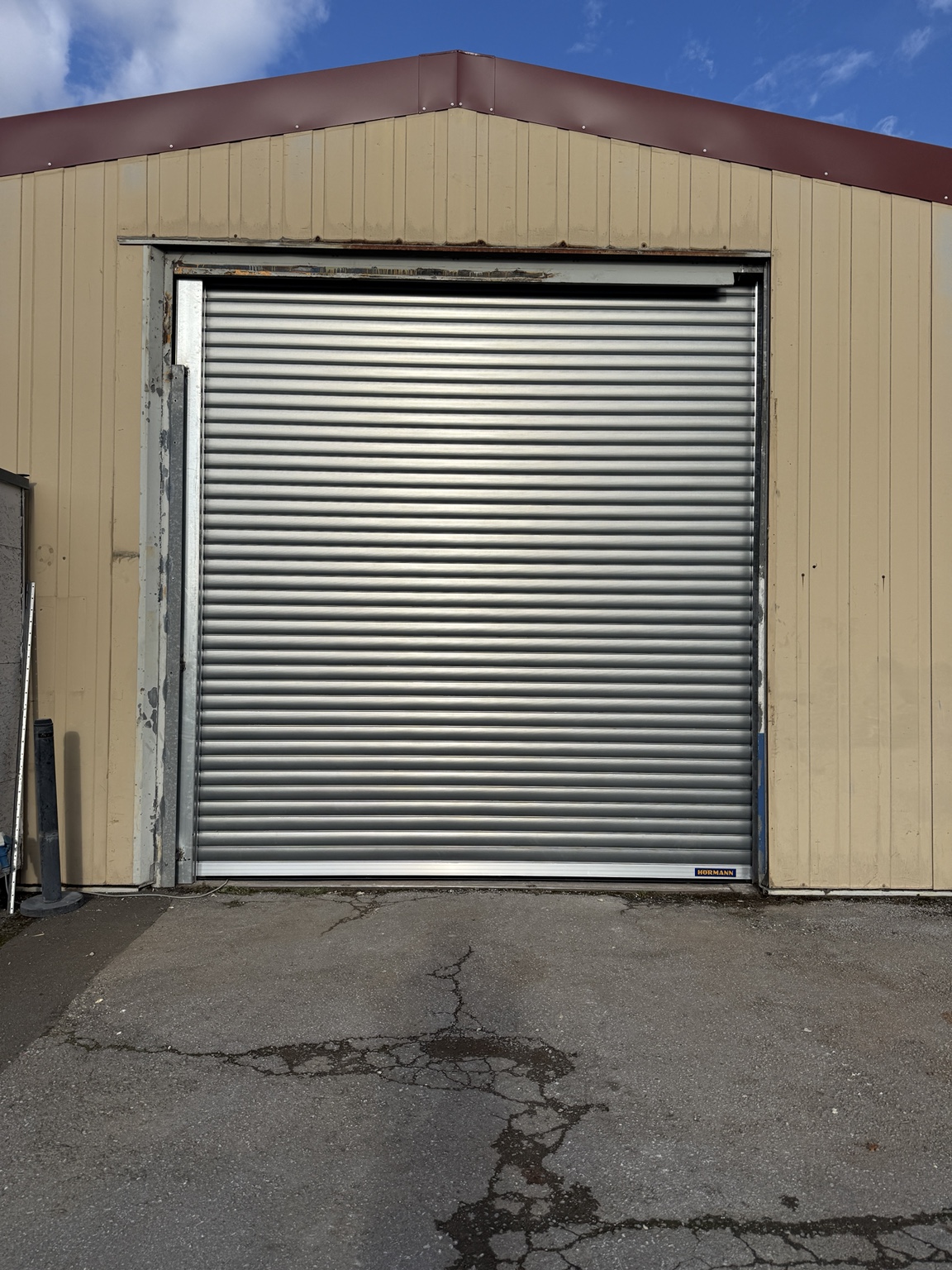 Hörmann Rolltor SB mit Decotherm-S-Behang an einer Gewerbehalle