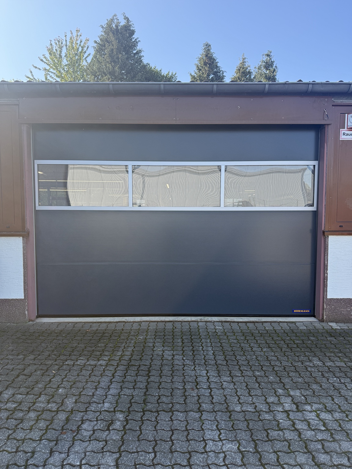 Hörmann SPU F42 Sektionaltor mit Verglasung und anthrazitfarbener Außenfläche